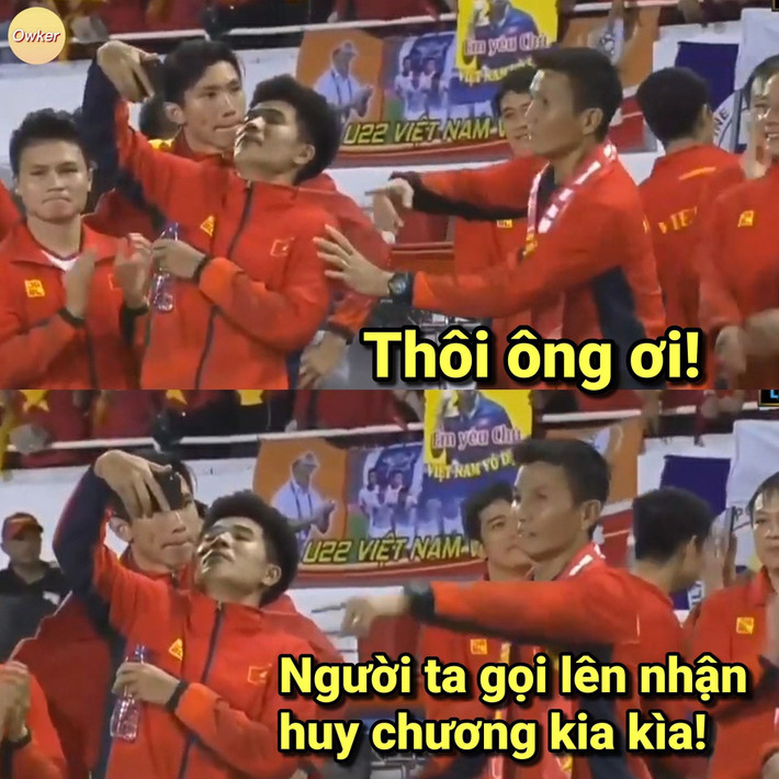 Đức Chinh mải mê "sống ảo" khiến đồng đội phát ngán.