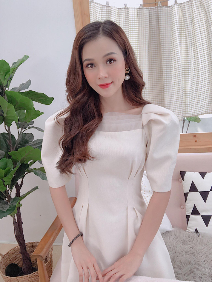 "Để đi đến chặng đường hôm nay Sam đã nỗ lực rất nhiều, đã có mồ hôi và nước mắt. Nhưng Sam không e ngại khổ cực, Sam chỉ mong mình lúc nào cũng khỏe mạnh để làm tốt những gì mà khán giả kỳ vọng" - Hot girl sinh năm 1990 chia sẻ.