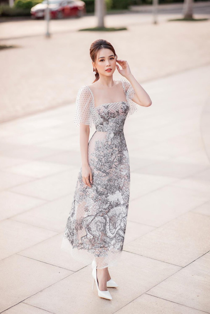 Hot girl Sam (SN 1990, tên thật là Nguyễn Hà My) được biết đến là một trong những hot girl đời đầu của Việt Nam. Sở hữu nhan sắc ngọt ngào và xây dựng hình tượng ngoan hiền suốt nhiều năm, cô nàng rất được lòng khán giả.