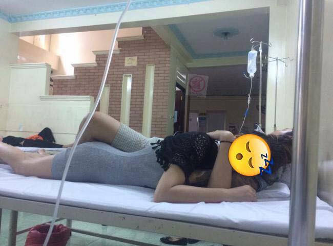 Một người dùng Facebook có tên Y.M chia sẻ câu chuyện của bản thân khi đi chăm người nhà: "Hôm đó bà ngoại mình ốm phải vào viện, ngay giường bà có 1 cặp đôi rất trẻ, trông có vẻ là tầng lớp tri thức, vậy mà ngang nhiên hôn hít, sờ mó nhau. Trong phòng còn có người già, trẻ em nữa chứ, không lẽ không ngại hay sao?".