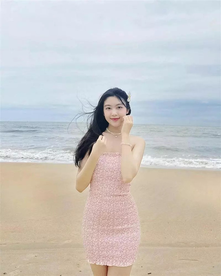 Là con gái của nam MC nổi tiếng, vì vậy nên Lọ Lem cũng có sức hút không thua kém những ngôi sao của showbiz. Cô sở hữu hàng triệu lượt theo dõi trên các trang mạng xã hội.