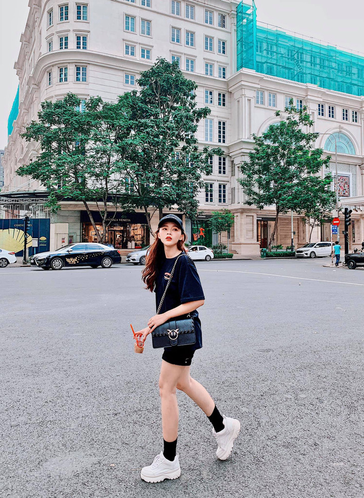 Vì làm công việc tự do nên Lan Hương không biết chính xác mỗi tháng kiếm được bao nhiêu tiền. " Mình tích góp được một khoản và tự mua một ngôi nhà nho nhỏ. Mình tự trang trí, mua sắm đồ theo sở thích, đó là điều rất tuyệt vời. Không chỉ vậy, việc mua nhà khiến mình cảm thấy những khó khăn thời gian vừa rồi rất đáng giá" - hot girl hào hứng chia sẻ.