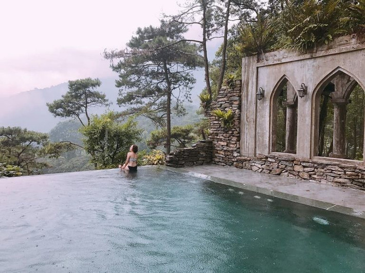 Một số resort, khu nghỉ dưỡng quanh Hà Nội cũng đã sẵn sàng mở cửa để đón khách "đi trốn. Ba Vì, Đại Lải,... là những địa điểm đẹp, gần Thủ đô có thể tham khảo. Mời quý độc giả xem thêm clip: Những điểm “sống ảo” gần Hà Nội dịp 30/4 - Nguồn: Youtube
