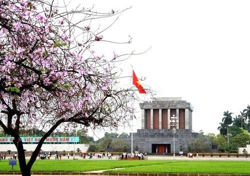 Lăng Chủ tịch Hồ Chí Minh luôn là một địa điểm tham quan ý nghĩa vào mỗi dịp 30/4. Đối với nhiều người, tới Hà Nội phải nhất định đến viếng Bác, đây được coi là hành động hướng về cội nguồn. Bên cạnh đó, chứng kiến lễ thượng và hạ cờ tại Lăng cũng là khoảnh khắc thiêng liêng không thể bỏ lỡ.