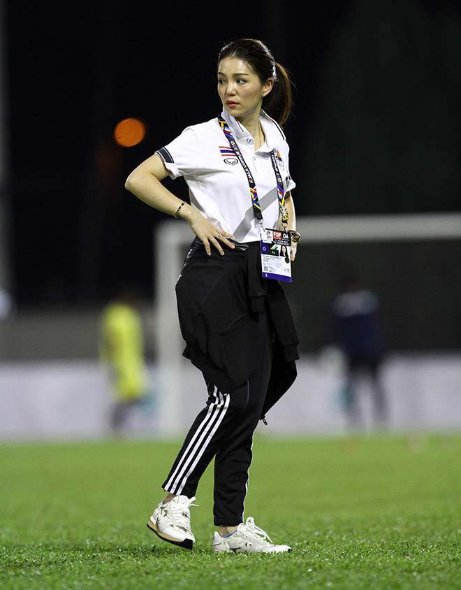 Từng xuất hiện tại SEA Games 29 với vai trò trưởng đoàn bóng đá Thái Lan, bà Watanya Wongopasi thu hút sự chú ý của truyền thông bởi quá xinh đẹp.
