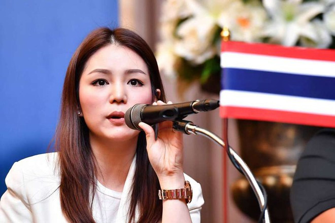 Dưới sự dẫn dắt của vị sếp xinh đẹp và tài giỏi, đội tuyển U22 Thái Lan đã bảo vệ thành công HCV SEA Games. Trước đó, vào năm 2016, bà Watanya Wongopasi được Liên đoàn Bóng đá Thái Lan (FAT) bổ nhiệm làm trưởng đoàn của U21 Thái Lan tham dự giải U21 Quốc tế tại Việt Nam.
