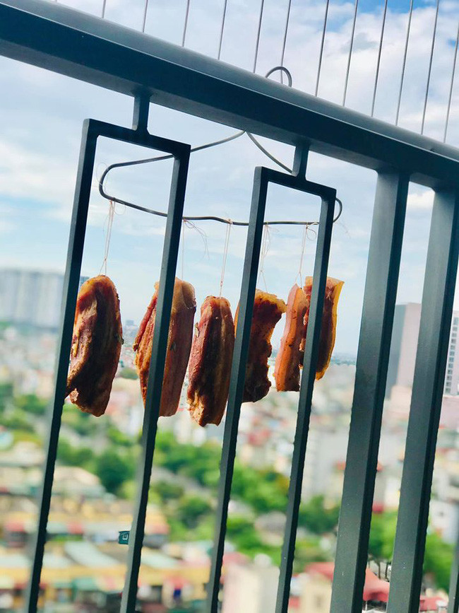 Hà Nội và một số tỉnh phía Bắc đang trải qua những ngày nắng nóng đỉnh điểm, nhiệt độ dự báo trong ngày lên tới gần 40 độ C khiến ai nấy đều khóc thét vì quá mức oi bức.
