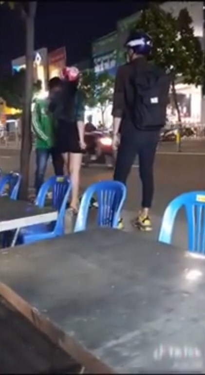 Điều đáng nói chính là việc thanh niên xe ôm công nghệ này đã quá nổi nóng dùng mũ bảo hiểm đòi đánh chàng trai đi Vario kia, tuy nhiên đã bị cô gái ngăn lại.
