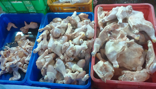 "Các miếng thịt đc thái siêu mỏng. Đĩa ở quán rất bé, vì các bác ăn sẽ rất ngại đứng dậy lấy tiếp và đánh vào hành vi khách hàng "sợ bị nghĩ là đứa ăn tham". Đồ ăn cắt nhỏ, mỏng nhìn trông có cảm giác đầy đặn, bắt mắt hơn" - Người này nói thêm về "thủ thuật" trong các quán buffet để kinh doanh có nhiều lợi nhuận nhất có thể.