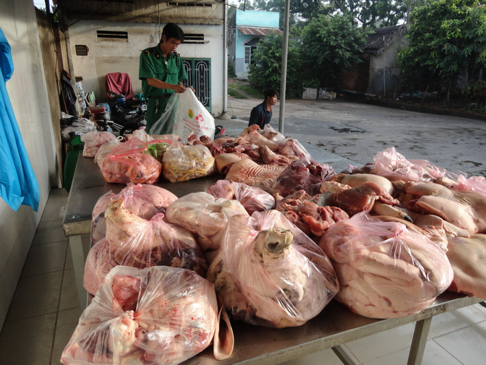 "Sữa chua, sữa đậu nành giá rẻ tầm 1-2 nghìn và đồ ăn cho bọn trẻ con ăn em cũng toàn nhập từ Trung Quốc về, chế biến linh tinh, có chất gây nghiện trong đó nữa. Các bác ăn cái cay cay hồi bé thấy nó ngon và dễ gây nghiện đúng không? Nó đó! 1 dạng tinh bột công nghiệp ăn không tốt tí nào.Khuyến cáo mọi người nên ăn ít mấy quán lề đường mà để rành tiền mua đồ ăn về tự nấu". Không chỉ có các quán ven đường, người này còn cho biết các hàng bán online cũng không khá khẩm hơn, những loại nước hoa quả cao cấp được quảng cáo "thần thánh" toàn là hoá chất pha loãng.