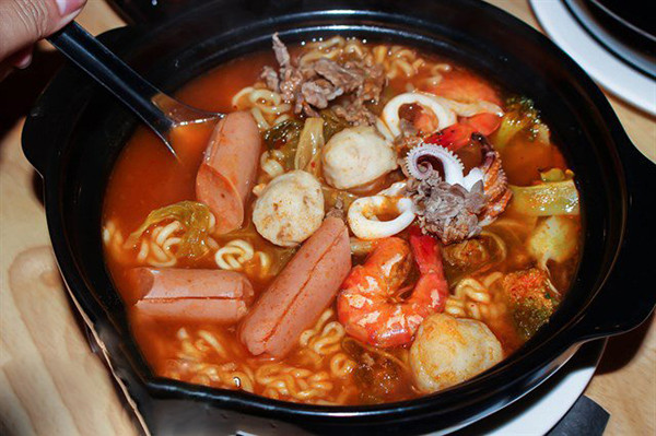 Xuất hiện trên thị trường ẩm thực đã khá lâu, mì cay, lẩu thái và buffet giá rẻ được rất nhiều người yêu thích bởi hương vị lạ miệng, giá thành phải chăng. Thế nhưng mới đây, một bài viết về nguồn gốc thật của các thực phẩm để phục vụ cho khách trong những nhà hàng này được chia sẻ khiến ai đọc cũng phải "rùng mình".