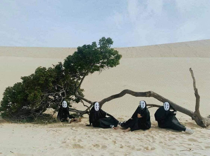 Đúng là khi cả hội không ngại, thì người ngại sẽ là người nhìn vào.