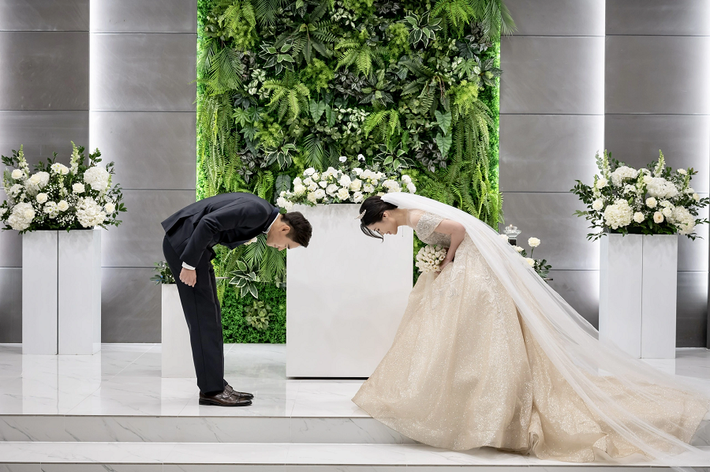 Cuối năm 2021, cặp đôi quyết định làm thủ tục đăng ký kết hôn. Trước đó, bố mẹ Young Sang gọi điện xin phép phụ huynh của Huyền để đón cô sang Hàn, tuy nhiên hôn lễ chưa được tổ chức hoành tráng vì Covid mà chỉ làm đơn sơ.
