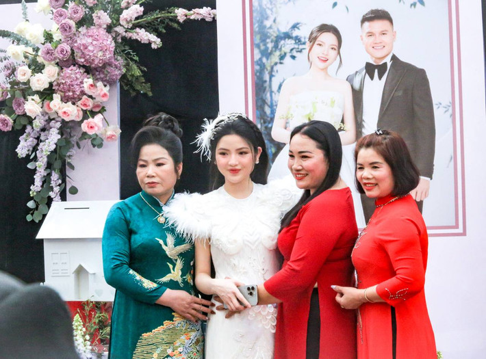 Sáng ngày 1/1, đám hỏi của cặp đôi Quang Hải - Chu Thanh Huyền đã chính thức được diễn ra sau nhiều ngày tất bật chuẩn bị.