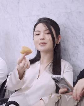 Nhiều người để lại bình luận: "Ôi có khi phải 3-4 tháng rồi ấy nhỉ, lộ rõ thế cơ mà", "Kiểu này chắc Quang Hải được cả trâu lẫn nghé rồi"...