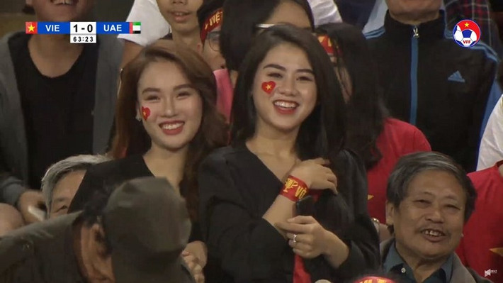 Từ trước tới nay gái xinh luôn là "đặc sản" trong các trận đấu của tuyển Việt. Sau mỗi trận đấu lại có những cái tên nổi lên được dân mạng săn đón. Ngày hôm qua, trong trận đấu Việt Nam - UAE, cameraman cũng lia trúng được 2 hot girl cực kỳ xinh đẹp khi trận đấu bước vào hiệp 2.