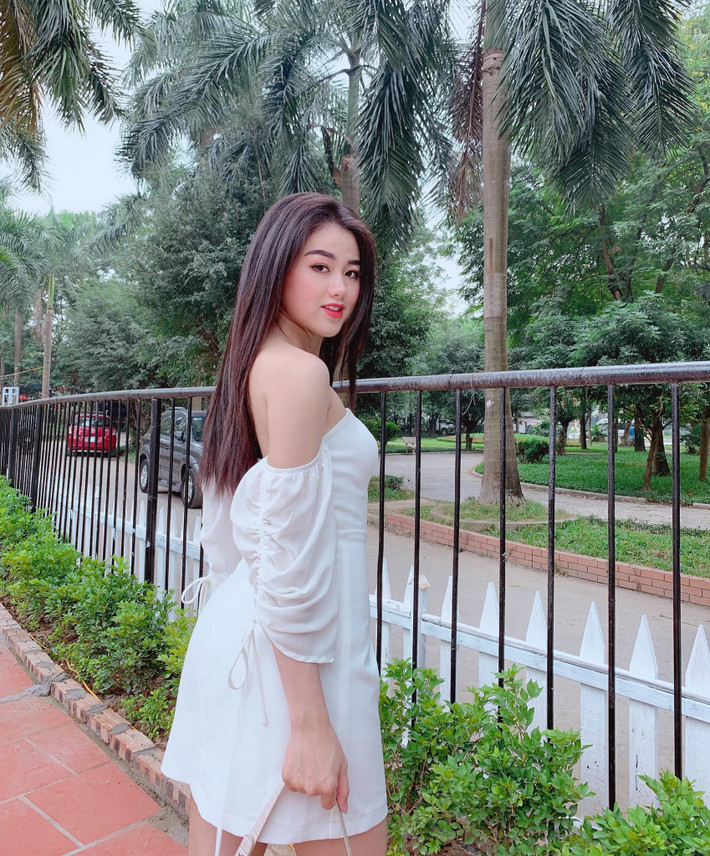 Trước đó, cô hot girl 22 tuổi cũng từng xuất hiện trong mùa World Cup 2018 khi làm đại diện của Thuỵ Sĩ trong chương trình "Nóng cùng World Cup".