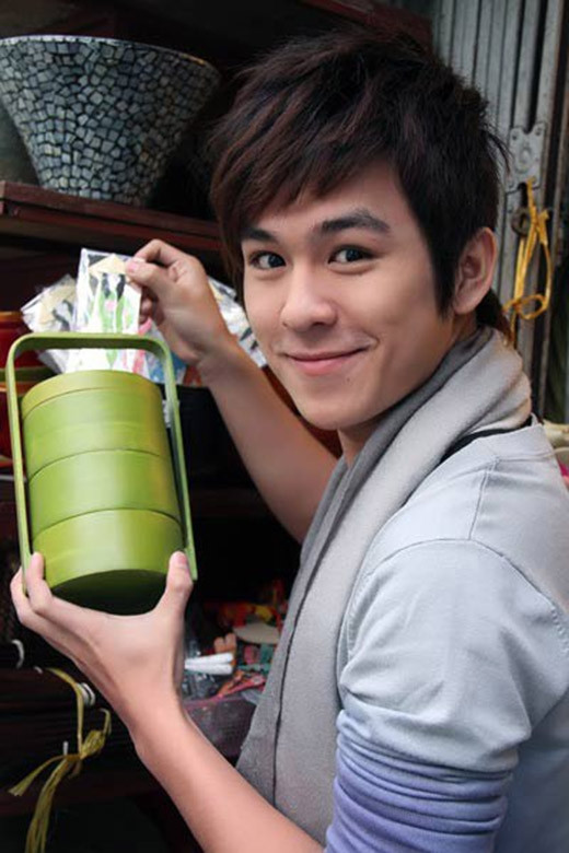 Cùng thời với Huỳnh Anh, Thiên Minh là gương mặt xuất hiện dày đặc trên các trang bìa báo, tạp chí dành cho lứa tuổi học trò. Anh chàng là mẫu bạn trai "kẹo ngọt" trong mơ của biết bao nữ sinh tuổi teen 9x.