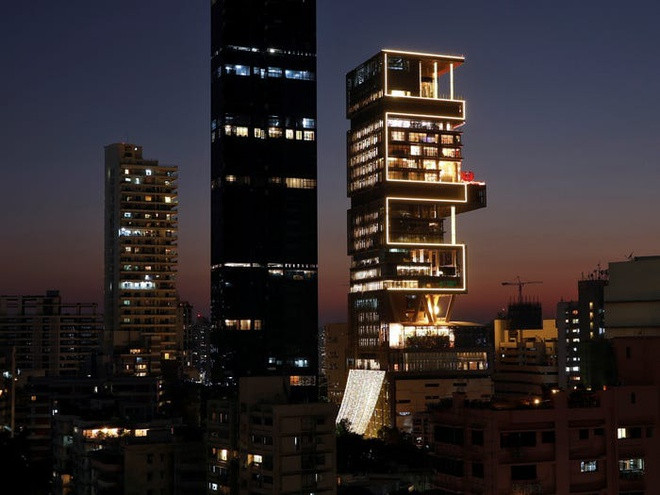 Ông và gia đình mình sinh sống tại một tòa cao ốc 27 tầng lầu ở thành phố Mumbai, Ấn Độ. Bất động sản này tốn 1 tỷ USD để xây dựng, biến nó trở thành một trong những tòa nhà đắt nhất thế giới. Ảnh: Reuters.