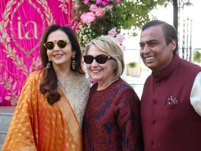 Tỷ phú Mukesh Ambani có các mối quan hệ mật thiết với nhiều người nổi tiếng trên khắp thế giới. Cả cựu ngoại trưởng Mỹ Hillary Clinton và CEO Google Sundar Pichai đều tham dự đám cưới của những người con của vị tỷ phú này. Ảnh: Reuters.