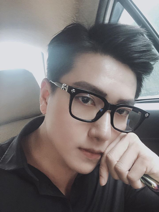 Anh chàng học chậm hơn bạn bè cùng trang lứa vì từng đi du học ở Úc, khi về Việt Nam bắt đầu học tiếp từ cấp 3.