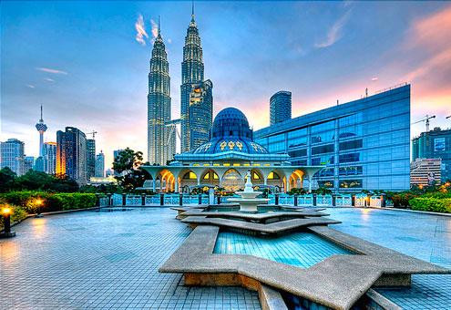 Mỗi năm, Malaysia đón hàng chục lễ hội khác nhau. Nơi đây cũng có Lễ cúng cô hồn hay Tết trung thu cùng thời điểm Việt Nam, bên cạnh đó còn các Lễ thờ chín vi thần, Phật đản (Wesak) hay Lễ hội Kaamatan với mục đích tạ ơn mùa màng bội thu. Malaysia có những điểm đến đẹp mê hồn với làn nước trong như pha lê ở các đảo và quần đảo như Penang, Langkawi hay Perhentian. Tâm điểm hút khách du lịch nhất vẫn là Penang - nơi được mệnh danh là "hòn ngọc Phương Đông".