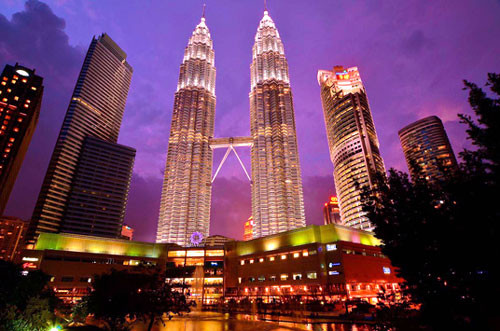 Malaysia được nhiều khách du lịch đánh giá là quốc gia lý tưởng để tham quan trong khu vực châu Á. Nằm cạnh Singapore - một quốc gia hiện đại và còn rất trẻ - Malaysia có phần thâm trầm hơn với lịch sử lâu đời và nền văn hóa đa dạng, người dân hiền hòa thân thiện.