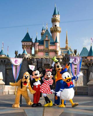 Hãy cùng trải nghiệm du lịch Hong Kong dịp tết Nguyên Đán 2015 để khám phá xứ sở diệu kỳ Disneyland Hong Kong, hòa mình vào những cuộc diễu hành trên phố đầy màu sắc cùng những nhân vật hoạt hình đáng yêu như nàng Bạch Tuyết và Bảy chú lùn, chuột Mickey và Minnie, Vua sư tử. Đây cũng là mong ước của rất nhiều người, đặc biệt là trẻ em.