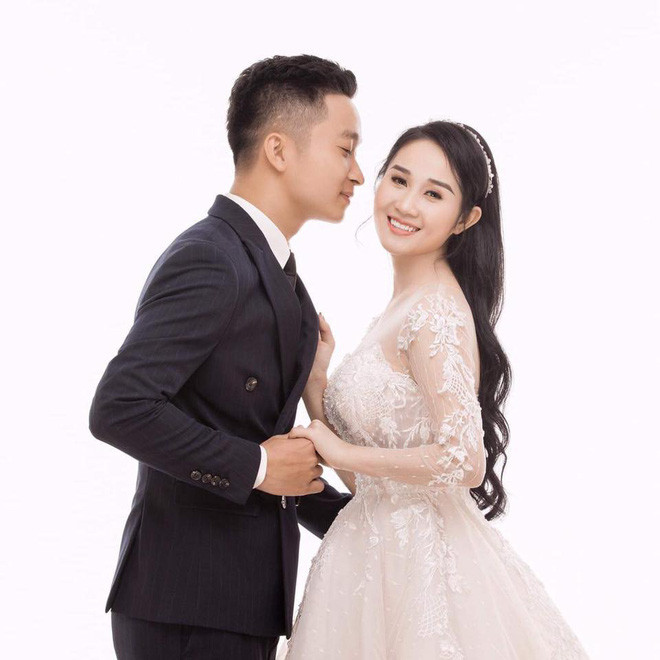 Tháng 10/2019, tin đồn Tiến Linh và bạn gái Ngọc Quyên đã "đường ai nấy đi" thu hút sự chú ý của cộng đồng mạng, thế nhưng cả hai nhân vật chính đều không lên tiếng chính thức về thông tin này. Vào đêm 31/12 vừa qua, Quyên Min bất ngờ đăng tải ảnh cưới với trai lạ nhưng nhanh chóng xoá đi sau đó.