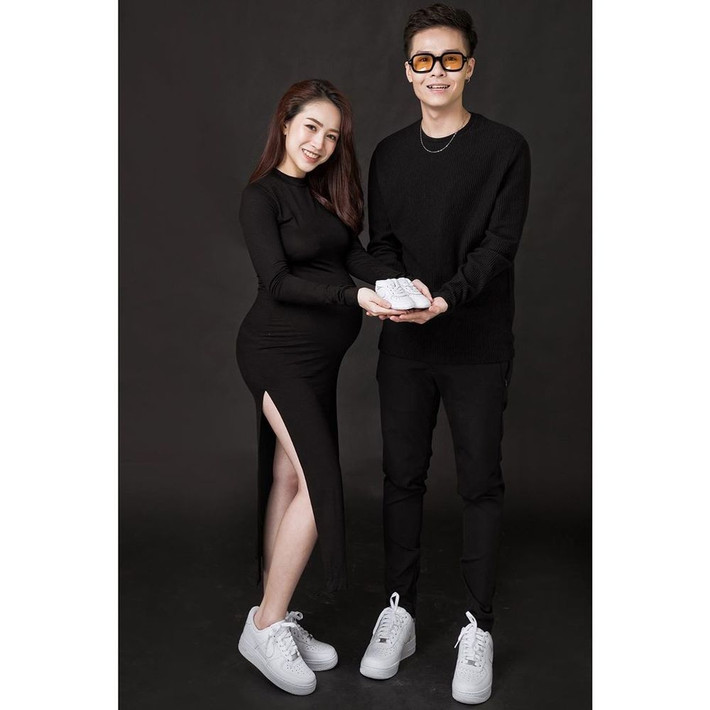 Không chỉ xứng đôi vừa lứa trong gia thế, nhan sắc mà phong cách thời trang của cả hai cũng có nhiều nét tương đồng. Trước khi về chung một nhà, cả hai đã được đánh giá cao ở việc diện đồ đôi cá tính, những mẫu áo thun đen cùng giày sneaker là các item không thể thiếu trong outfit của cả hai. Việc diện đồ đôi, "phủ" hàng hiệu của Joyce Phạm và chồng thể hiện sự đẹp đôi và thời trang có gu.