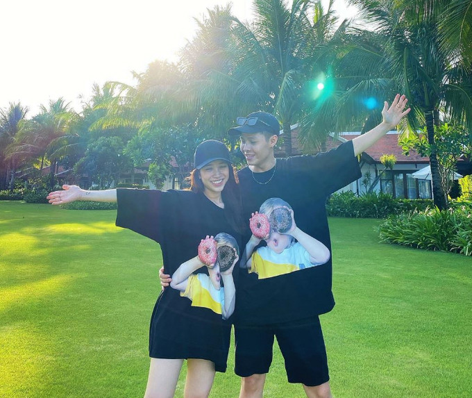 Joyce Phạm cập nhật hình ảnh mới của mình trên Instagram, cô lấy lại vóc dáng nhanh chóng sau sinh. Người đẹp sinh năm 1999 vẫn giữ thói quen diện đồ đôi với chồng như trước đây. Cặp sao chọn mẫu áo oversize hình ảnh ngộ nghĩnh mix nón cặp. Ái nữ nhà Minh Nhựa diện mốt giấu quần, trong khi ông xã vẫn mix với short đen như thường ngày.