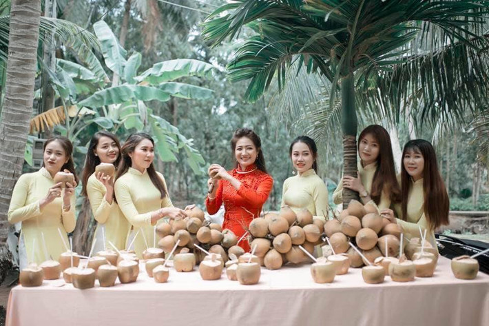 Đáng nói, số lượng dừa mà cô dâu và dàn phù dâu chuẩn bị lên tới cả trăm quả.