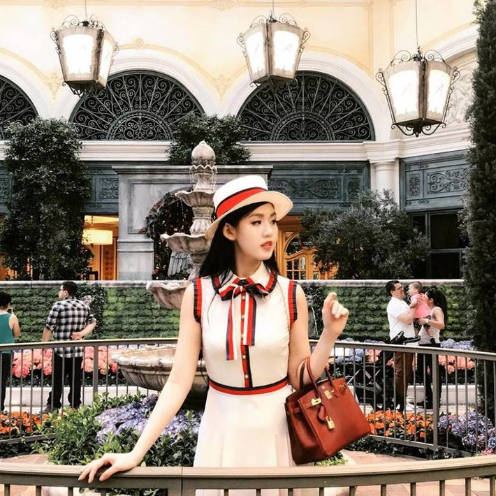 Từng có một thời gian, Nguyễn Đặng Tiểu Giang (SN 1993) khuấy động Instagram vì độ giàu có, chịu chơi của mình. Cô nàng sở hữu loạt đồ phụ kiện, thời trang đắt đỏ đến từ các nhà mốt lừng danh như Dior, Hermes, Gucci, Chanel, Fendi, Louis Vuitton,....