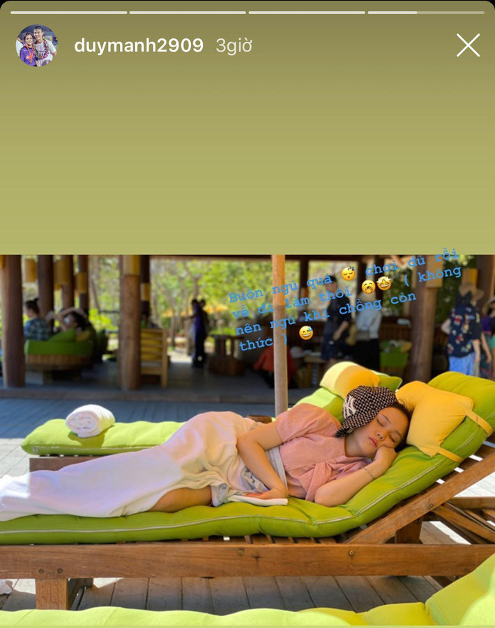 Không thể làm vợ hài lòng, cầu thủ Duy Mạnh liền có động thái "trở mặt". Anh chàng lén chụp vợ lúc ngủ với biểu cảm khó đỡ với dòng trạng thái: "Buồn ngủ quá, chơi đủ rồi về đi làm thôi. Không nên ngủ khi chồng còn thức nhé".