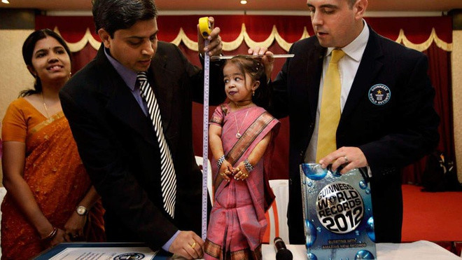 Cuối năm 2011, Jyoti Amge (sinh năm 1993, Ấn Độ) được tổ chức Kỷ lục Guinness chứng nhận là người phụ nữ nhỏ nhất thế giới. Cô có chiều cao vỏn vẹn 62,8 cm, hiện nặng 5 kg. Nguyên nhân khiến Jyoti có vóc dáng bé nhỏ là bởi chứng loạn sản sụn bẩm sinh. Khi mới sinh ra, cô chỉ nặng khoảng 400 gam, các bác sĩ chẩn đoán cô không thể sống quá vài giờ. Song bằng sức mạnh lạ kỳ, cô đã có thể sống và phát triển hơn dự đoán đó, dù sức khỏe không bằng những đứa trẻ khác.