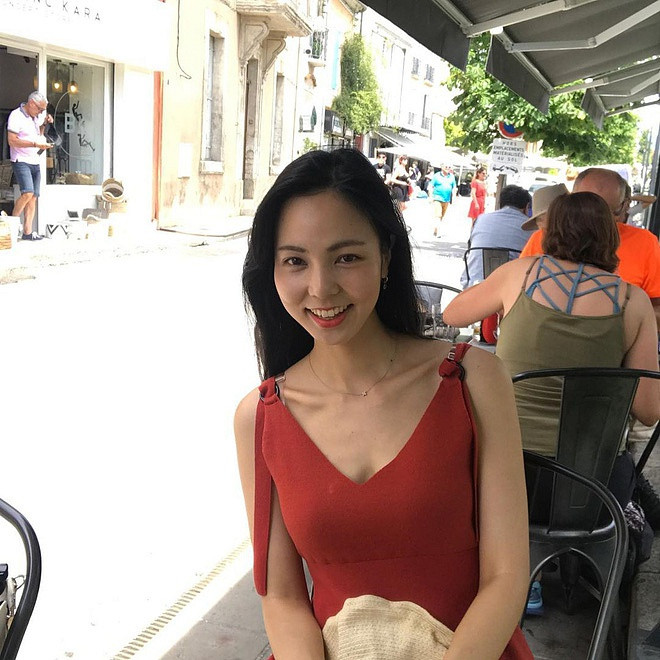 Tuy nhiên, nhiều người cho rằng màn "lột xác" này chỉ có được nhờ phẫu thuật thẩm mỹ.