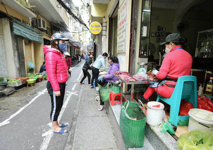 Mới đây, trong một diễn đàn lớn trên mạng xã hội, nhiều người thi nhau chia sẻ những bức hình được ghi lại tại một khu chợ dân sinh tại Hà Nội. Theo đó, chợ thực hiện kẻ vạch an toàn 2 mét để giữ an toàn cho tất cả mọi người trong mùa dịch COVID-19.