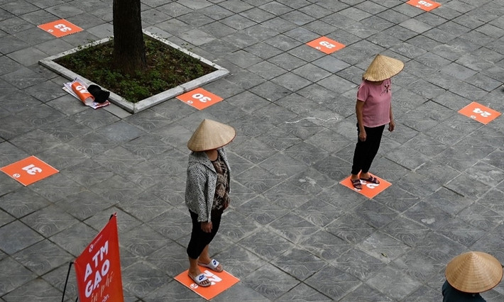 Nhiều nơi thực hiện đánh số, yêu cầu mọi người tuân thủ nghiêm chỉnh việc xếp hàng.