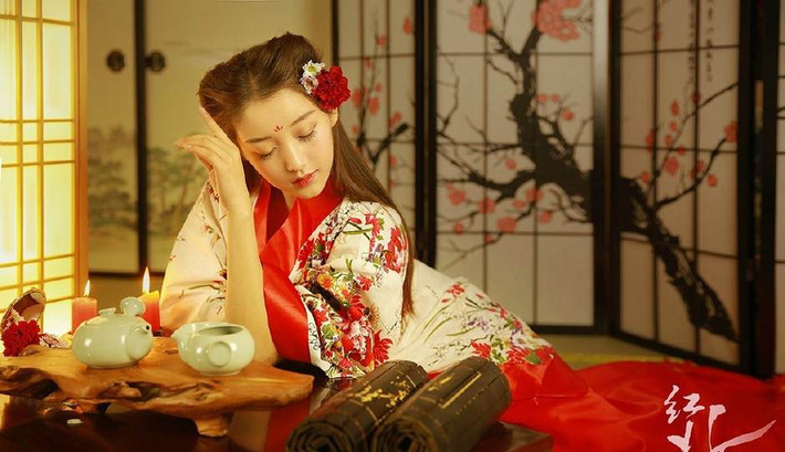 Lúc lại biến mình thành người đẹp cổ trang quyến rũ ma mị.