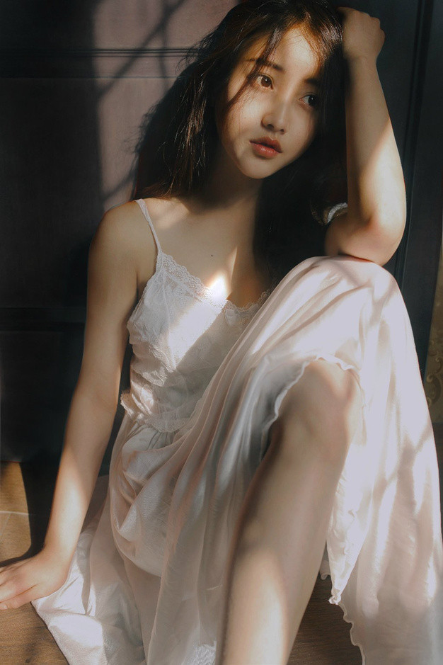 Yao Xin, 18 tuổi, đang theo học một trường nghệ thuật danh tiếng ở Trung Quốc, được cư dân mạng ưu ái gọi là hot girl tinh khiết nhờ sở hữu vẻ đẹp mong manh, trong sáng.