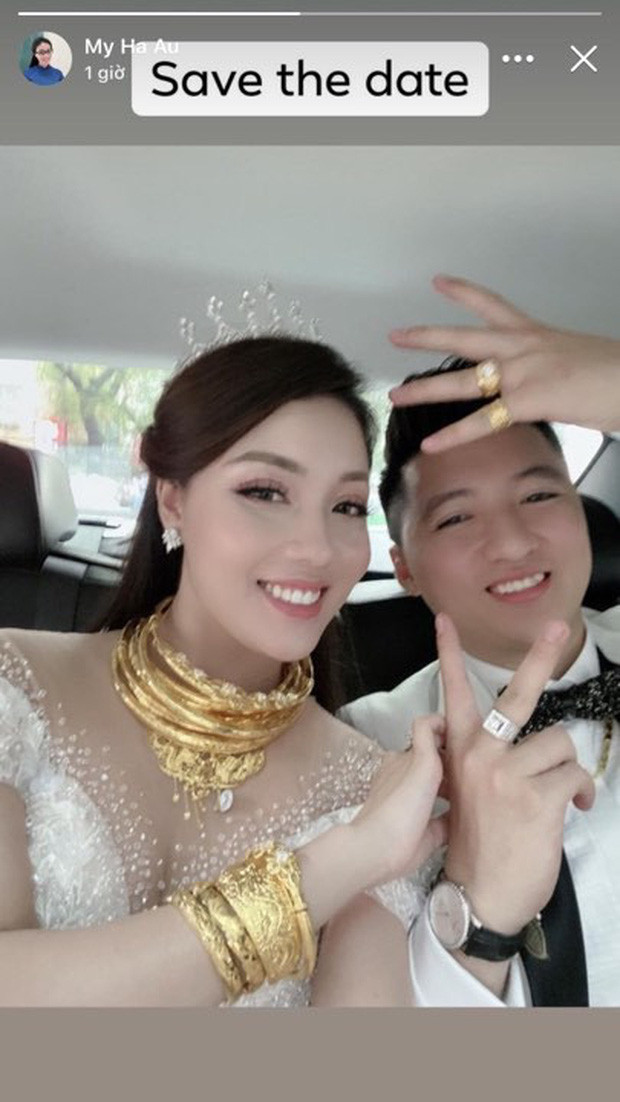 Giảng viên Âu Hà My cũng "mệt" vì vàng trong ngày cưới. Cứ nhìn số vàng cô nàng đeo trên cổ, trên tay đã choáng hết cỡ.