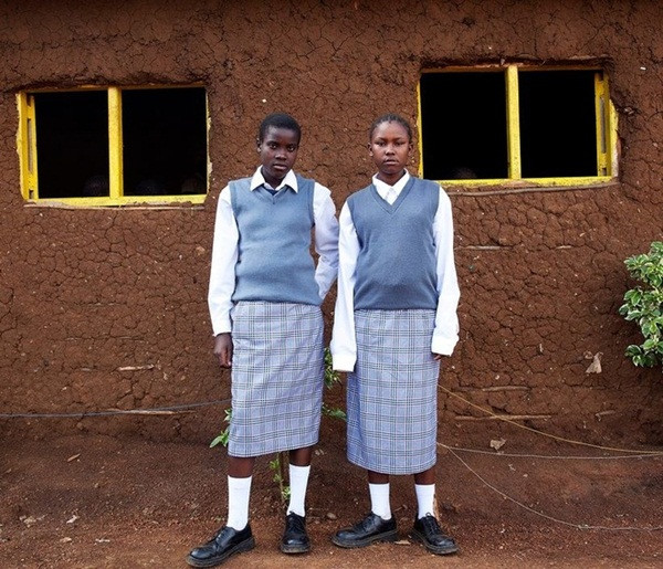 Đồng phục của học sinh tại khu ổ chuột Kibera gần thủ đô Nairobi, Kenya được đánh giá là khá đẹp.
