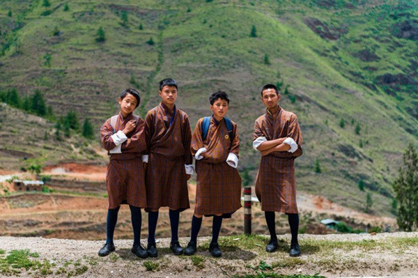 Đồng phục của học sinh Bhutan cũng chính là trang phục truyền thống của quốc gia này, thường gọi là Gho. Do thời tiết và địa hình, các học sinh phải mang cả tất và giày cao cổ, áo dài phủ kín toàn thân.