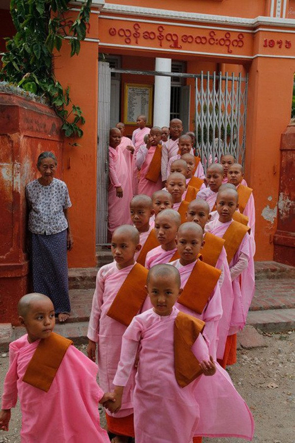 Đồng phục của học sinh ở một trường Phật giáo tại Myanmar mang kiểu dáng khá giống với áo cà sa của nhà sư, tuy nhiên màu sắc của trang phục phục này lại là màu hồng cánh sen nhạt khá dễ thương.