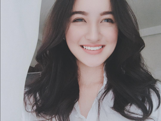Hot girl 10X gây ấn tượng với CĐM bởi gương mặt xinh đẹo như một "bông hồng lai" cùng nụ cười tươi toả sáng.
