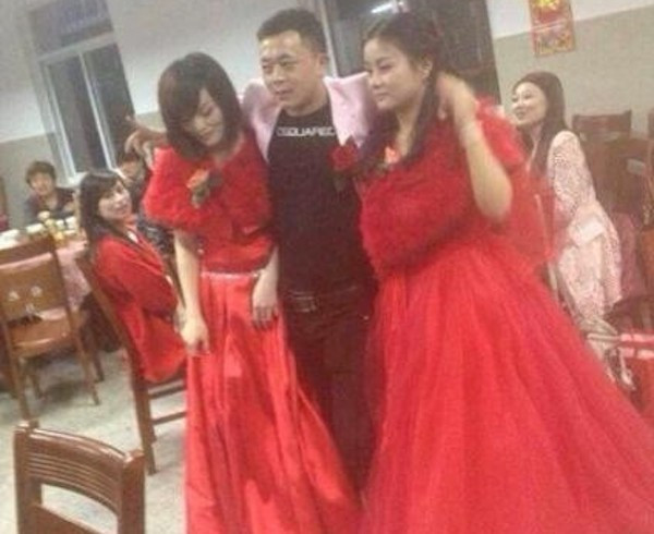 Trong đám cưới này, chú rể ôm liền 2 cô gái mặc váy cưới màu đỏ và lần lượt hôn từng người. Cả ba còn cùng nhau rót trà mời khách và thực hiện tất cả các nghi lễ truyền thống.