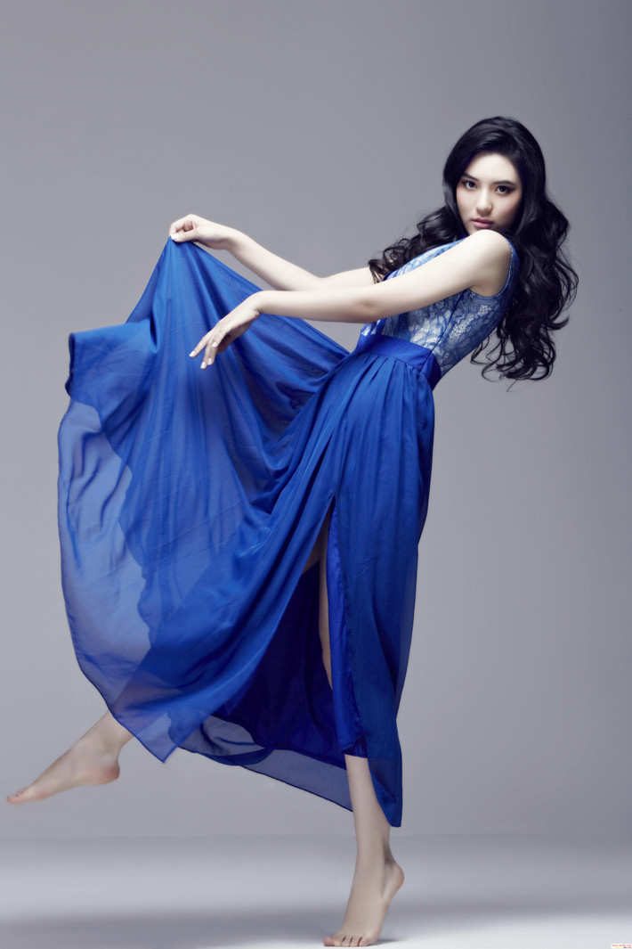 Thành tích học tập nổi trội, tích cực tham gia các hoạt động tập thể, từ thiện giúp Hou Ming Xuan trở thành hot girl rất được yêu thích của Đại học Truyền thông Trung Quốc.