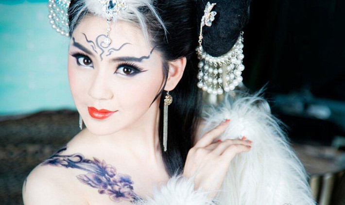 Bên cạnh đó, cô nàng còn là một phát thanh viên chuyên nghiệp, với tính cách đơn giản và hào phóng, Hou Ming Xuan được đánh giá là xinh đẹp, thân thiện.