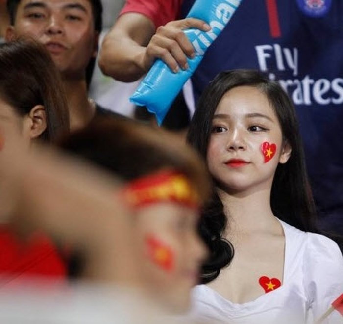 "Hot girl ngủ gật" Thủy Tiên từng gây chú ý khi xuất hiện trên khán đài ở trận đấu U23 Việt Nam - U23 Palestine. Tuy nhiên, trang phục gợi cảm của cô vấp phải sự phản đối.
