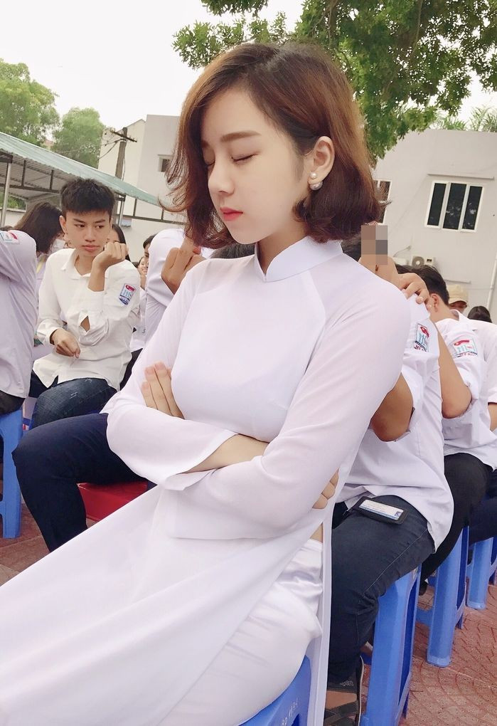 Điều đáng nói, bộ ảnh "mặc như không mặc" của Thuỷ Tiên có vẻ như đang bắt trước y hệt bộ ảnh váy lưới xuyên thấu gần đây của Ngọc Trinh bị ném đá dữ dội.